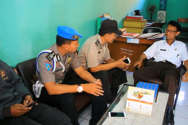 Wahyudin Guru BK SMPN 2 Ciwaringin berkomunikasi dengan sejumlah petugas Kepolisian Sektor Ciwaringin Polres Cirebon di ruang BK, Rabu (30/8/2017). Mereka bersama-sama menyelesaikan soal video viral bullying disertai kekerasan secara kekeluargaan.