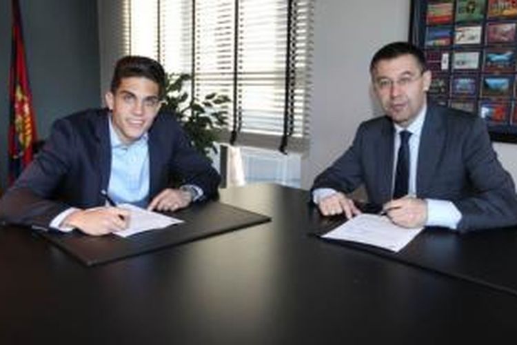 Bek Barcelona, Marc Bartra, didampingi Presiden Josep Maria Bartomeu, menandatangani kontrak baru yang membuatnya bertahan hingga Juni 2017. 