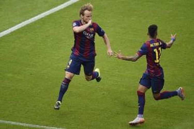 Ivan Rakitic dan Neymar rayakan gol ke gawang Juventus pada final Liga Champions, Sabtu (6/6/2015). 