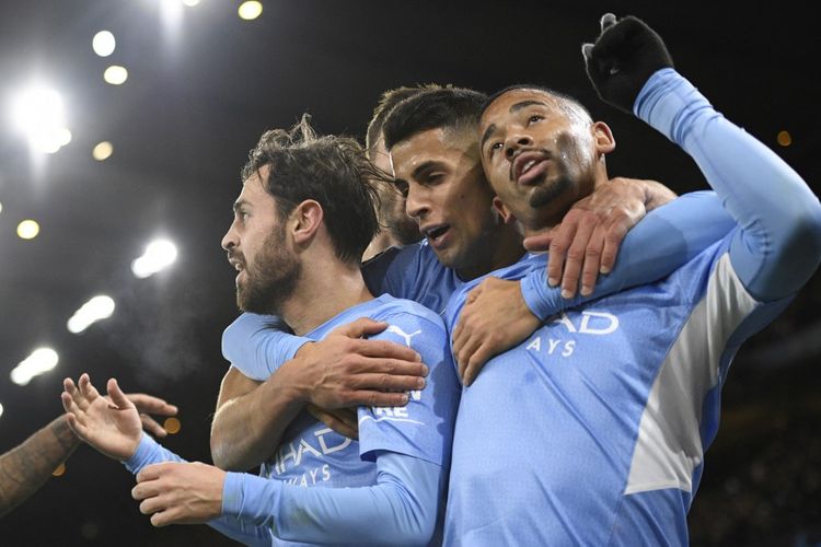 Penyerang Man City, Gabriel Jesus, melakukan selebrasi bersama Bernardo Silva dan Joao Cancelo usai membobol gawang PSG dalam laga Liga Champions di Stadion Etihad, 24 November 2021. 