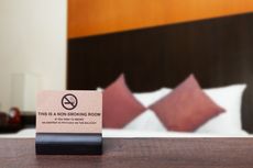 Bolehkah Merokok di Kamar Hotel? Simak Aturannya Agar Tak Kena Denda