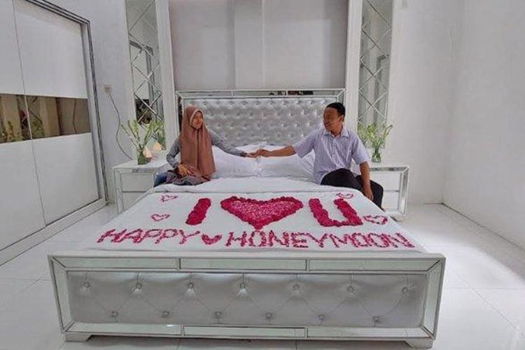 
Pengantin baru, Khusnul Khotimah (23) warga Kelurahan Pakistaji, Kecamatan Wonoasih, Kota Probolinggo dan Hairul Yakin (24), warga Kecamatan Pajarakan, Kabupaten Probolinggo menikmati bulan madu di rumah dinas Wali Kota Probolinggo, Jumat (14/10/2022). 
