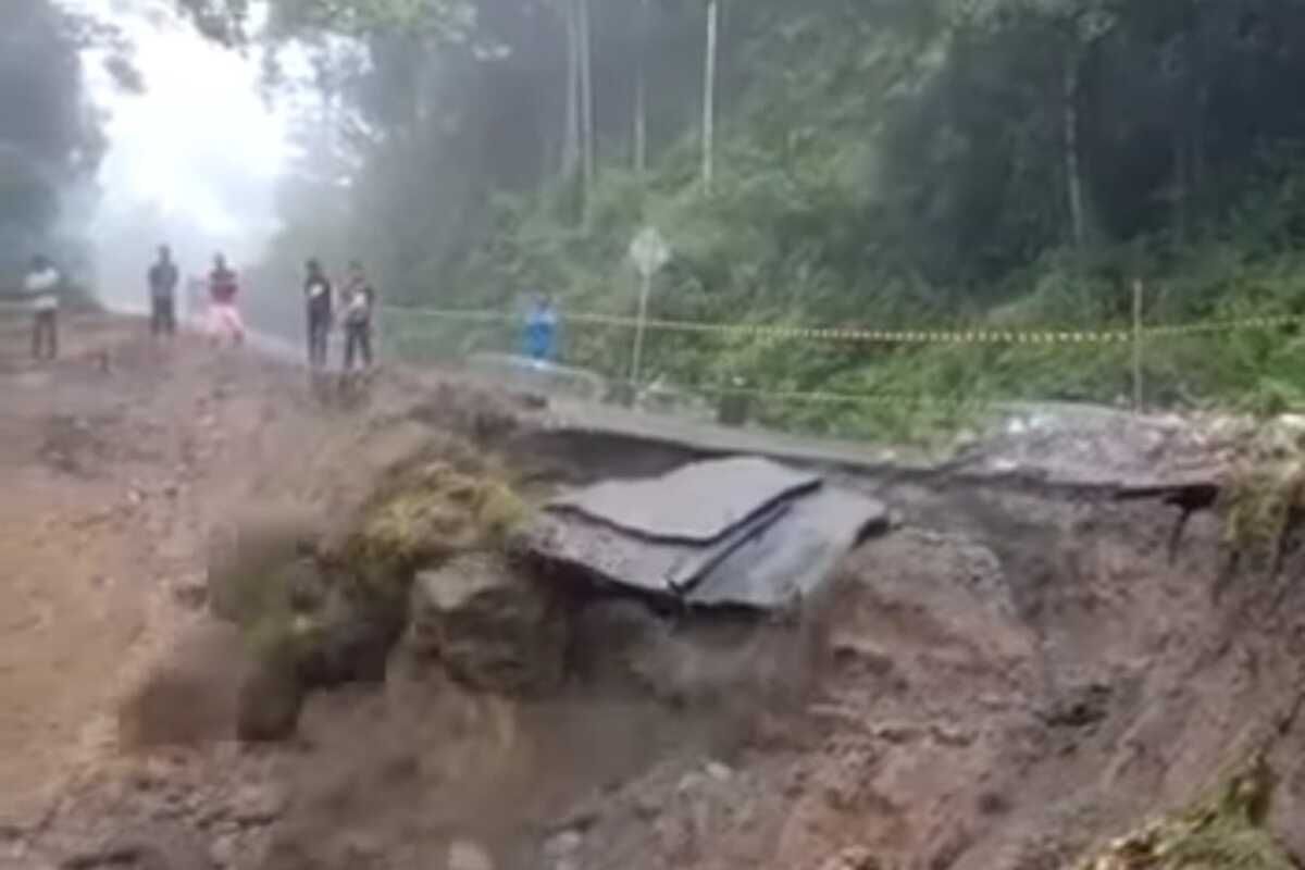 Pergerakan tanah menyebabkan ruas jalan di Desa Waipia, Kabupaten Maluku Tengah mengalami kerusakan parah, Jumat (26/11/2021).