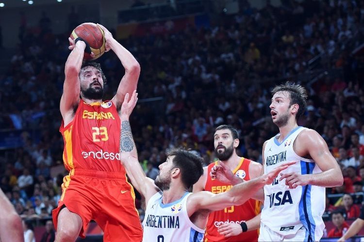 Pemain tim nasional basket Spanyol, Sergio Llull, berupaya menembak bola pada laga final Piala Dunia Basket di Beijing, China, pada Minggu (15/9/2019).