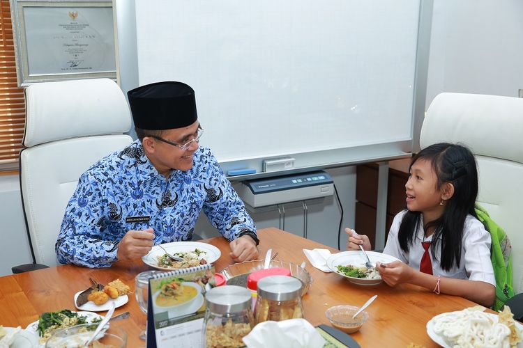 Bupati Banyuwangi makan pagi bersama NWA dan ayahnya di kantor Bupati Banyuwangi, Senin (17/7/2017). Sebelumnya, Anas meminta seluruh instansi/lembaga pemerintah untuk menghapus aturan diskriminatif. NWA batal bersekolah di SMP Negeri 3 Genteng, Banyuwangi karena merasa ada aturan yang diskriminatif terhadap umat non-Islam.