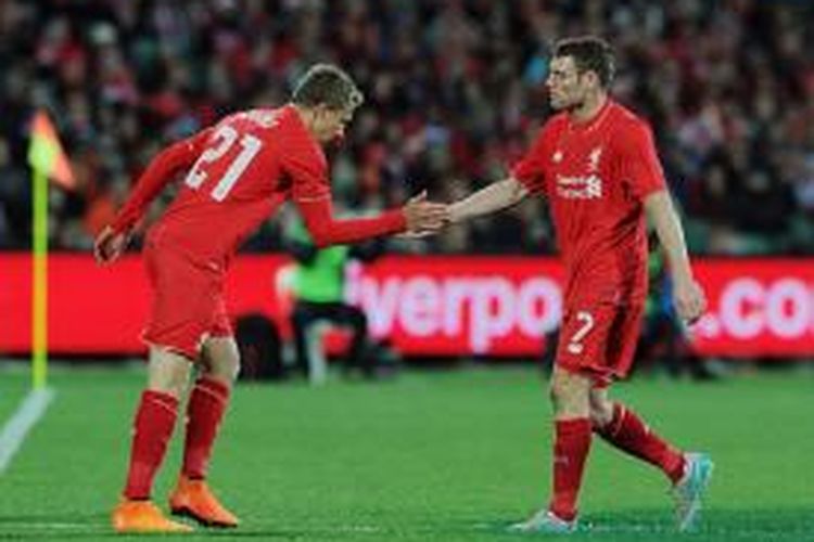 Dua gelandang tengah Liverpool, Lucas Leiva dan James Milner. 