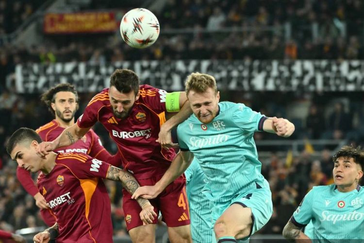 Tommaso Pobega berduel udara dengan Gianluca Mancini dalam pertandingan sepak bola leg ke-2 16 besar Liga Europa AS Roma vs Bologna di Stadion Olimpico Roma pada 19 Maret 2026. (Foto oleh Alberto PIZZOLI / AFP)