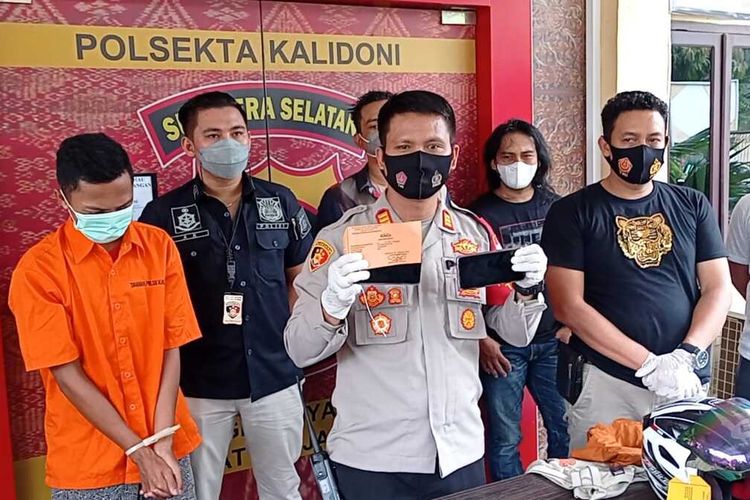 Tersangka Febry Perdana (29) pelaku pencurian uang milik bibinya sendiri saat berada di Polsek Kalidoni Palembang.