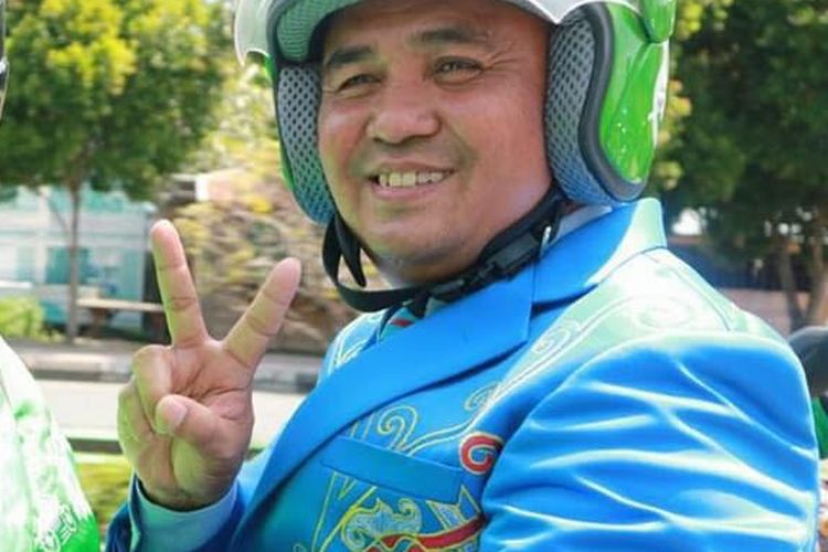 Calon Wakil Gubernur Kalbar, Suryadman Gidot saat menumpang Gojek usai melakukan pencabutan nomor peserta Pilkada Kalbar (13/2/2018).