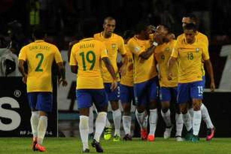 Para pemain Brasil merayakan gol Gabriel Jesus ke gawang Venezuela pada partai Kualifikasi Piala Dunia zona Amerika Selatan di Stadion Metropolitano de Merida, Selasa (11/10/2016) waktu setempat atau Rabu pagi WIB.