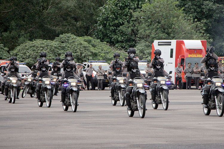 Polwan menunjukkan kehebatannya dalam berkendara pada perayaan HUT ke-70 Polwan di lapangan Temenggung Abdul Jamal Batam, Kepri, Senin (3/9/2018). Peran polisi wanita dalam institusi Polri tidak kalah pentingnya dengan polisi laki-laki, terbukti dari tidak sedikitnya Polwan di Tanah Air umumnya dan jajaran Polda Kepri khususnya yang menduduki jabatan strategis.