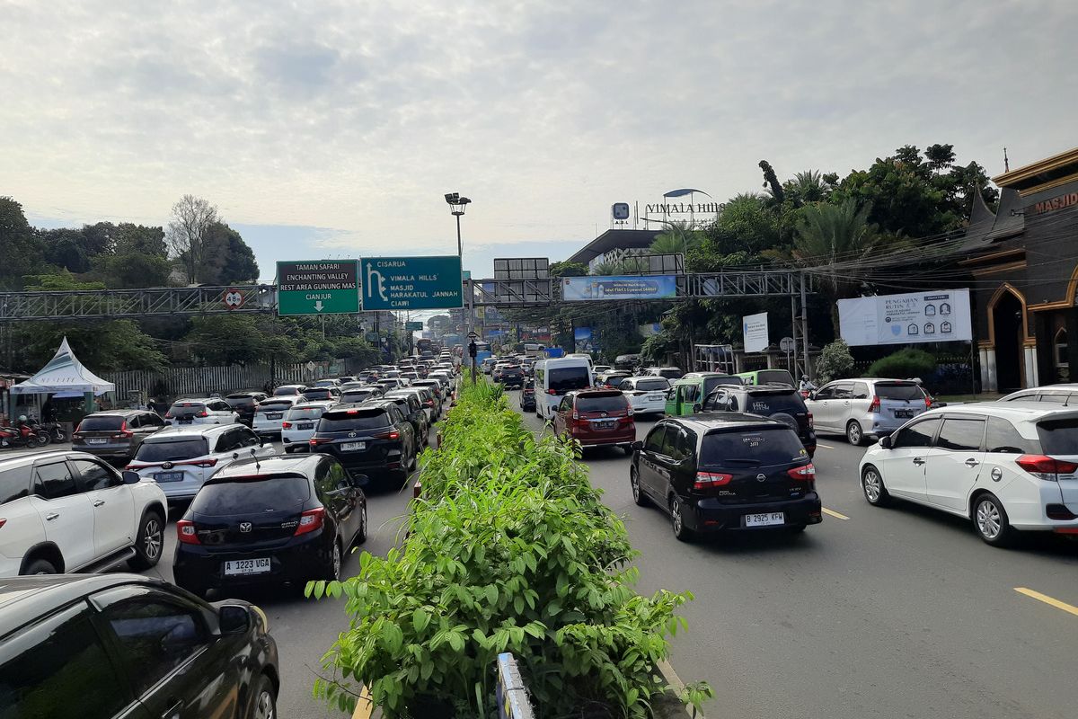 Situasi arus lalu lintas saat diberlakukan one way atau satu arah menuju Puncak Bogor-Cianjur, Jawa Barat, Kamis (29/5/2025) yang bertepatan libur panjang Kenaikan Yesus Kristus 2025.