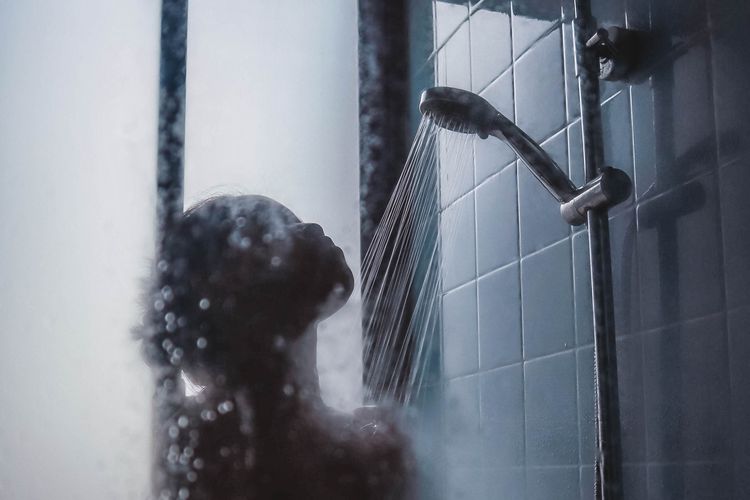 Jangan terlalu lama mandi menggunakan air panas. Suhu air panas bisa menyerap kelembaban dari permukaan kulit.