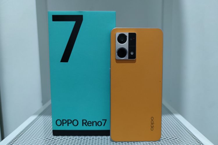 Oppo Reno7 4G beserta kotak penjualan.