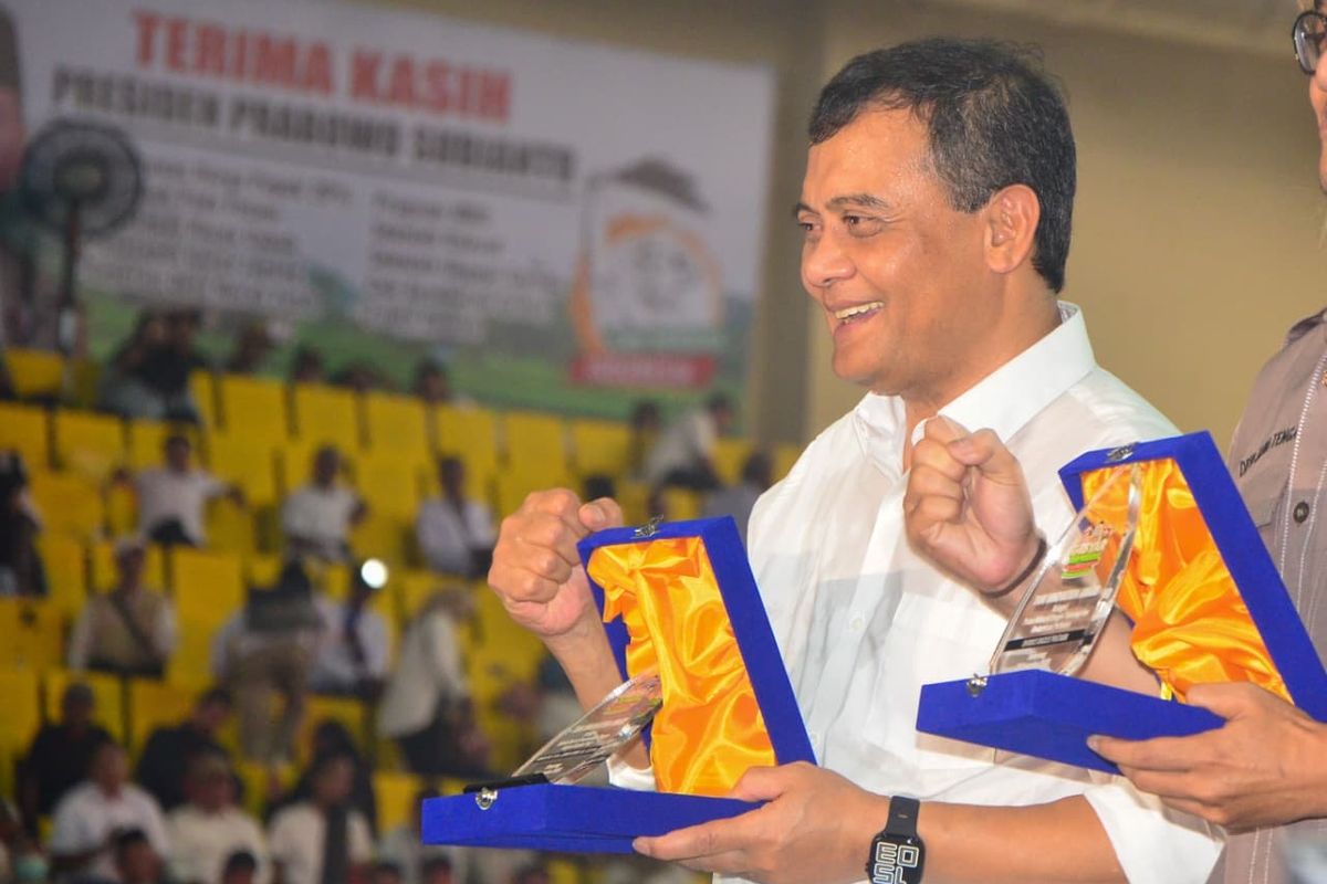 Organisasi Tani Merdeka Indonesia memberikan penghargaan kepada Gubernur Jawa Tengah Ahmad Luthfi sebagai Kepala Daerah Swasembada Pangan dalam acara Gebyar Tani Merdeka Indonesia 2025 di GOR Jatidiri, Kota Semarang (30/11/2025).