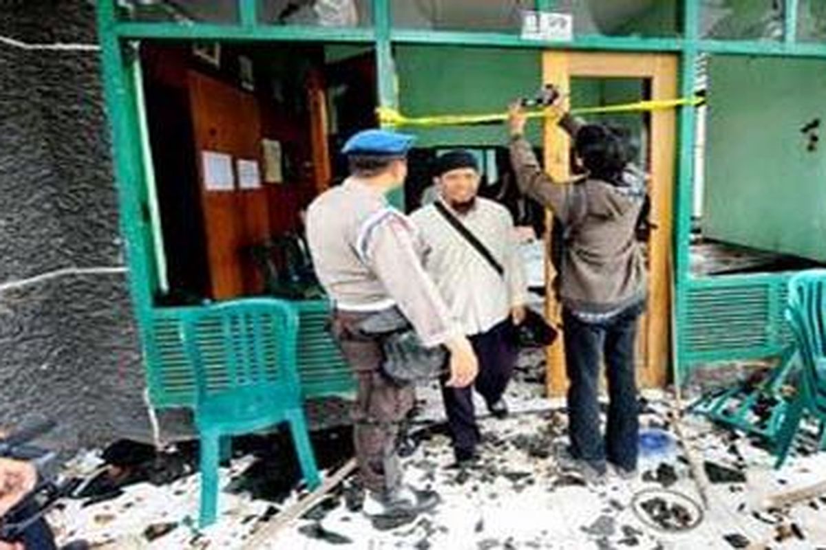 SEKRETARIAT HMI - Kaca-kaca jendela berserakan di Sekretariat Himpunan Mahasiswa Islam (HMI) Cabang Makassar di Jl Botolempangan, Kamis (4/3), setelah diserbu polisi. Penyerbuan brutal itu memancing reaksi mahasiswa dan alumni HMI.