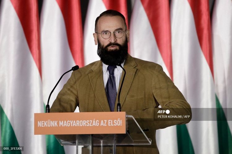 Anggota Parlemen Eropa dari Partai Fidesz-KDNP Hongaria, Jozsef Szajer, memberikan pidato dalam kampanye jelang pemilihan Parlemen Eropa di Budapest, pada 5 April 2019. Politisi yang dikenal sebagai anti-gay ini mengundurkan diri setelah ketahuan bersama dengan 24 pria telanjang dalam pesta seks.