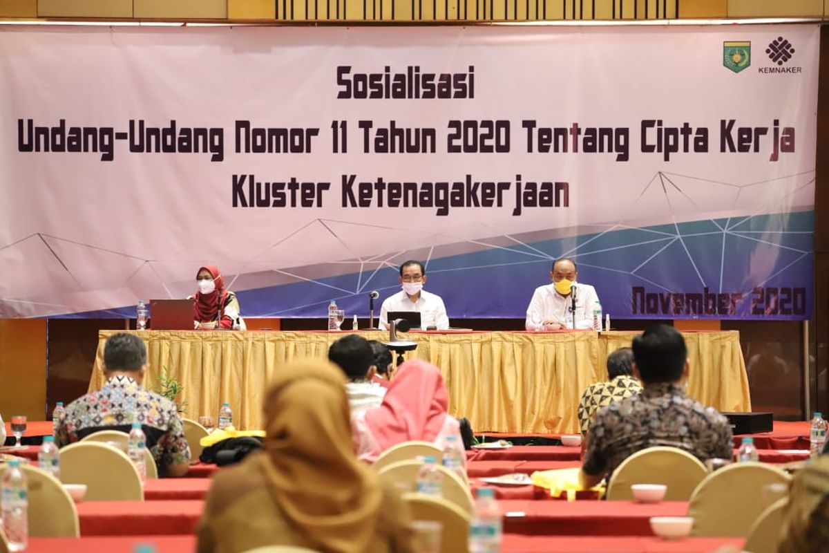 Sosialisasi UU Cipta Kerja kluster ketangakerjaan kepada pengawas dan stakeholder mitra pengawas ketenagakerjaan guna memiliki pemahaman yang sama di Hotel Ciputra, Jakarta Barat, Selasa (17/11/2020).
