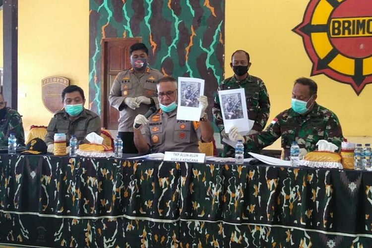 Kapolda Papua Irjen Polisi Paulus Waterpauw dan Pangdam XVII Cenderawasih Mayjen TNI Herman Asaribab ketika menunjukan foto Tandi Kogoya dalam keterangan pers, Kamis (16/4/2020).