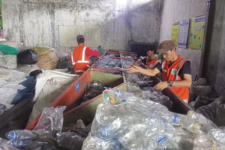 proses pengelolaan sampah di Bank Sampah Bersinar (BSB) dilakukan setelah menerima sampah-sampah dari Bank Sampah Unit di beberapa titik di Kota Bandung