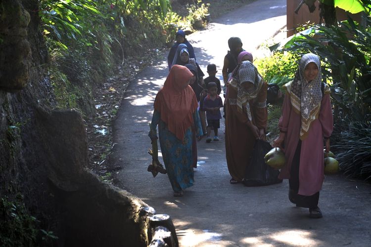 Para orang tua yang kini akhirnya bisa mengantar anak mereka tak lagi berangkat sekolah sejauh 20 Km.