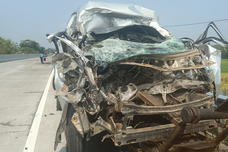 Bagian depan mobil Toyata Hiace rusak parah setelah terlibat kecelakaan di Jalan Tol Semarang-Solo tepatnya di Km 485.300 Jalur A, Desa Brajan, Mojosongo, Boyolali, Jawa Tengah, Jumat (3/11/2023).