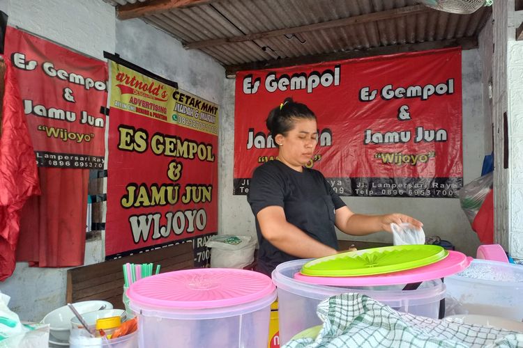 Retno sedang melayani pelanggan Jamu Jun Wijoyo di warung miliknya, Kamis (9/6/2022).