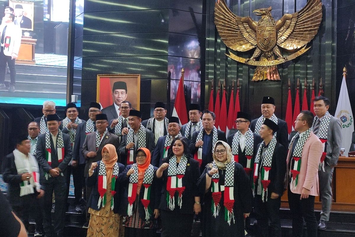 Sejumlah anggota Dewan Perwakilan Rakyat Daerah (DPRD) DKI Jakarta memakai syal berlogo bendera Palestina saat rapat Paripurna pada Selasa (14/11/2023).