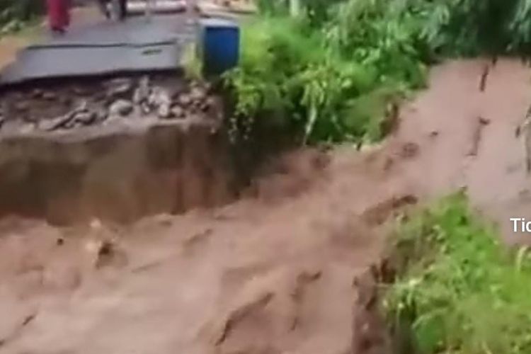 Jembatan di Desa Darungan Kecamatan Tanggul Kabupaten Jember Ambruk terkena banjir 