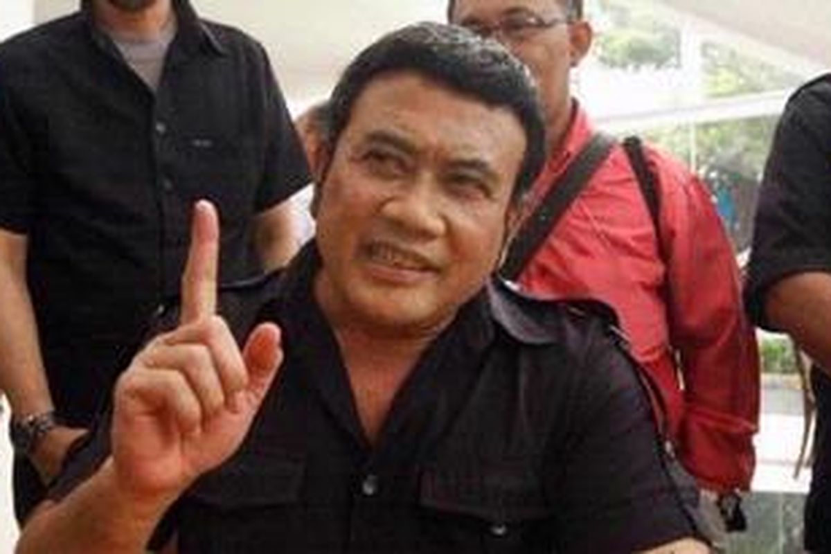 Penyanyi dangdut Rhoma Irama saat diwawancarai wartawan di Wisma Nusantara, Jalan MH Thamrin, Jakarta Pusat, Selasa (13/11/2012). Rhoma Irama menyatakan siap dicalonkan sebagai presiden. Kesiapan itu dia tegaskan setelah sebelumnya para ulama yang tergabung dalam Wasilah Silaturahim Asatidz Tokoh dan Ulama (Wasiat Ulama) mendaulat Rhoma Irama menjadi capres di Pemilu 2014. 