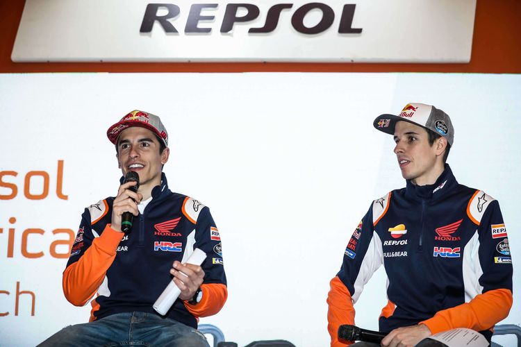 Tim MotoGP, Repsol Honda, Marc Marquez dan Alex Marquez saat acara Repsol Lubricant Show di Hotel Shangri-La, Jakarta, Rabu (5/2/2020). Repsol Honda memperkenalkan kakak beradik Marc dan Alex Marquez sebagai pebalap mereka untuk MotoGP 2020.