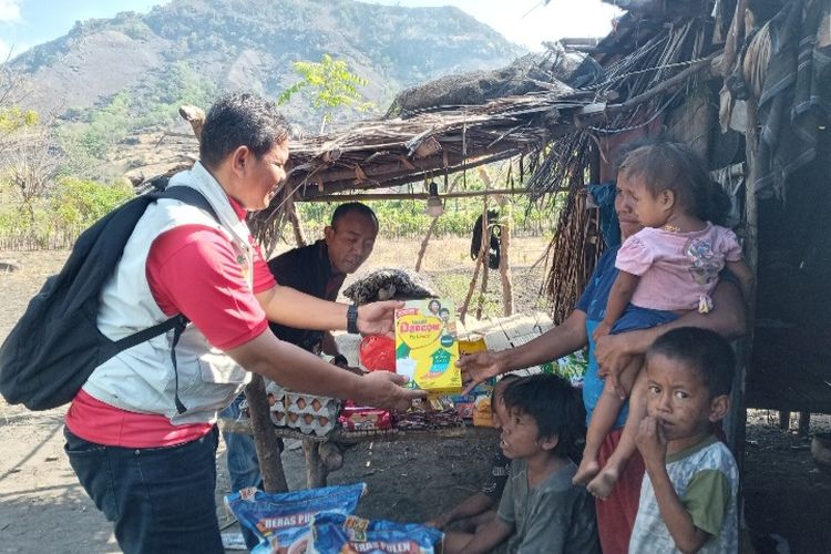 Foto: Perwakilan UPT Sentra Efata Kupang Indra Gunawan menyalurkan bantuan sembako untuk Anastasia Sao, Rabu (27/9/2023).