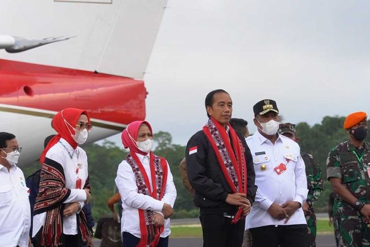 Presiden Joko Widodo dan ibu negara bersama rombongan tiba di Bandara Udara Mathilda Batlayeri, Saumlaki, Kepulauan Tanimbar, Maluku, Kamis (1/9/2022)