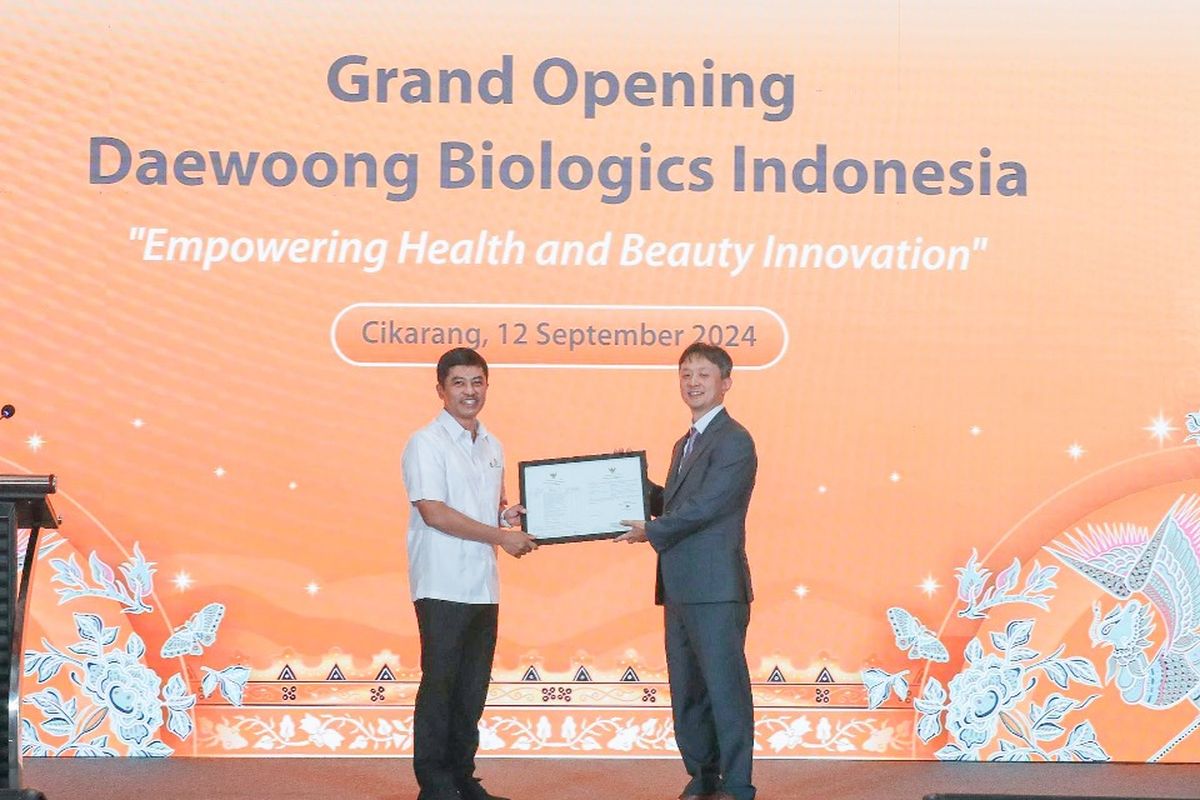 Penyerahan sertifikasi Lab Operational License untuk laboratorium pemrosesan sel punca dari Kementerian Kesehatan yang dilakukan oleh Wamen Dante Saksono, pada acara peresmian pabrik sel punca Daewoong Biologics Indonesia, Kamis (12/09).