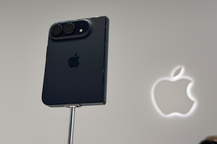 iPhone Duo Resmi Meluncur, HP Lipat Pertama Buatan Apple 