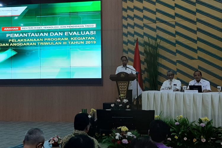 Menristekdikti Mohamad Nasir saat memberikan arahan di Gedung Kemenristekdikti, Senayan, Jakarta, Senin (14/10/2019).