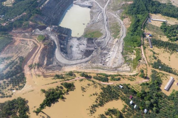 Lokasi pertambangan batu bara milik salah satu perusahaan pertambangan di Kabupaten Berau. Pantauan udara terlihat genangan air akibat luapan sungai yang menggenangi pemukiman warga sejak pekan lalu Mei 2021. 