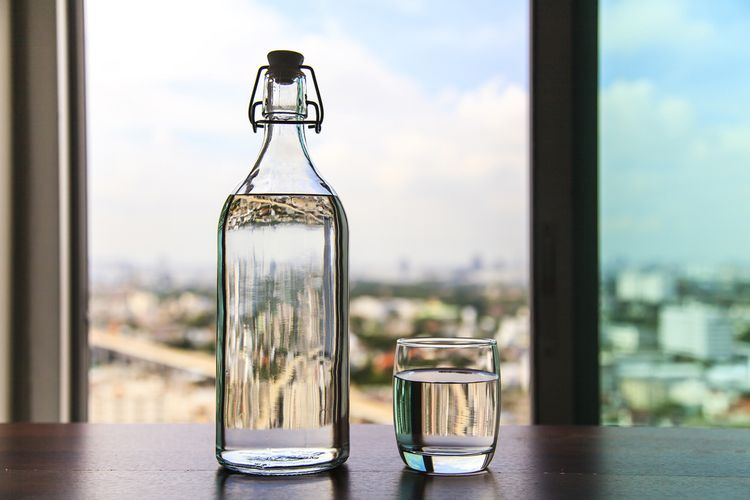 Ilustrasi botol kaca, botol air minum kaca. 