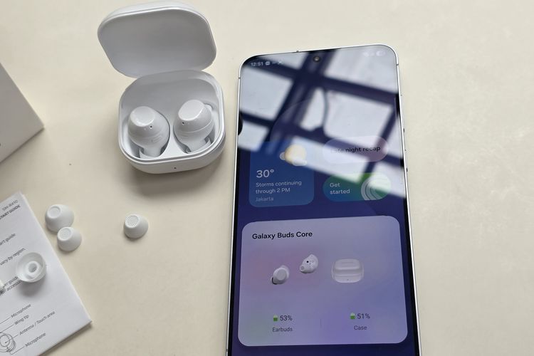 Seperti TWS Samsung lain yang harganya lebih mahal, Galaxy Buds Core mendukung koneksi ke dua perangkat Galaxy sekaligus, misalnya smartphone dan tablet.
