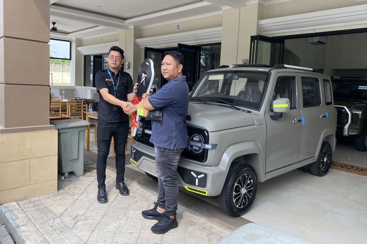 Prosesi serah terima mobil listrik murah Kurnia Motors EVCBU kepada konsumen