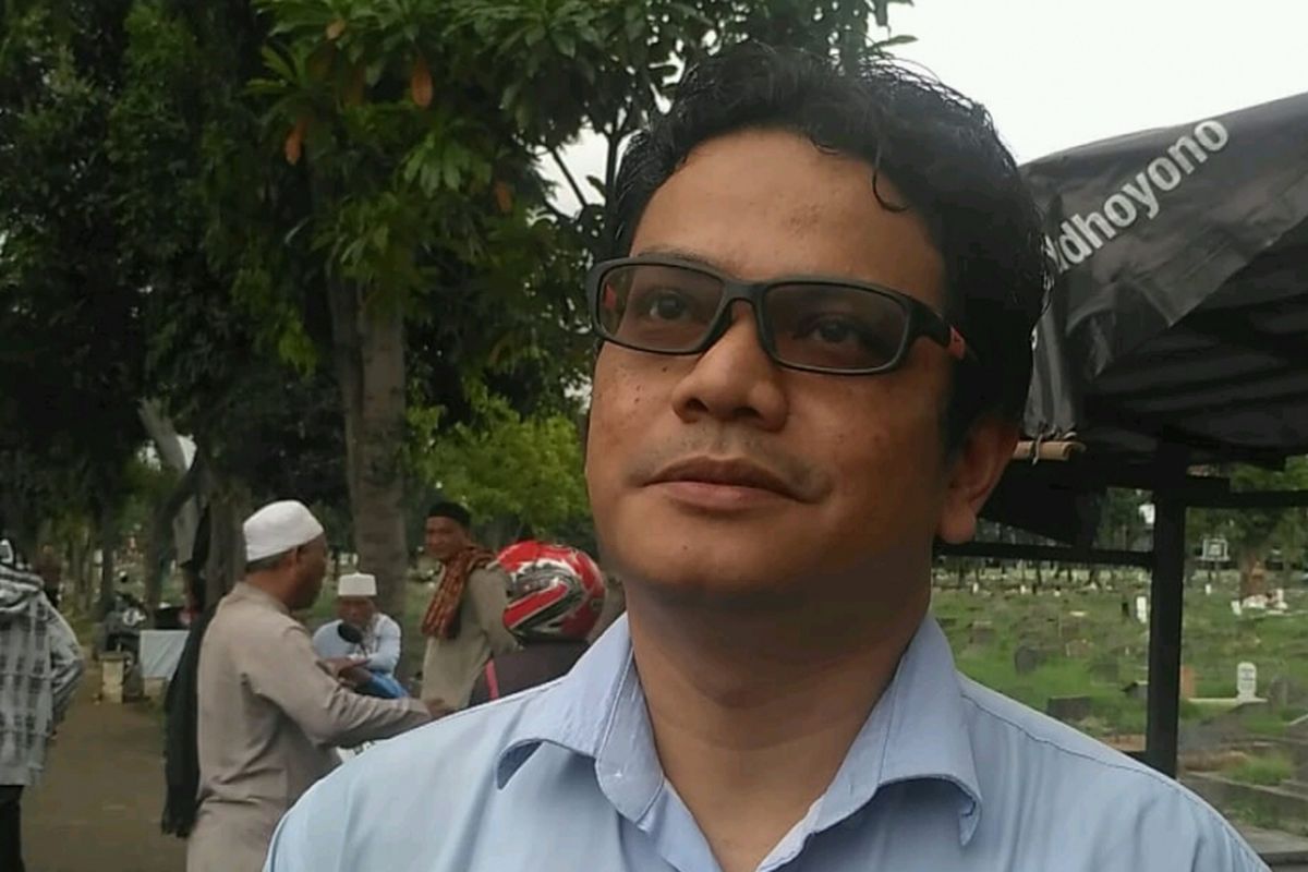 Anak kedua artis komedi Nana Krip, Ali Akbar, ditemui sesudah  pemakaman jenazah Nana di TPU Kemiri, Utan Kayu, Rawamangun, Jakarta Timur, Rabu (20/2/2019).