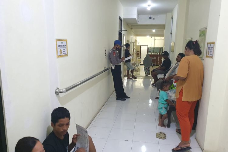 Pihak keluarga saat menunggu perawatan bocah yang terkena ledakan petasan di Banyuwangi, Senin (1/4/2024)