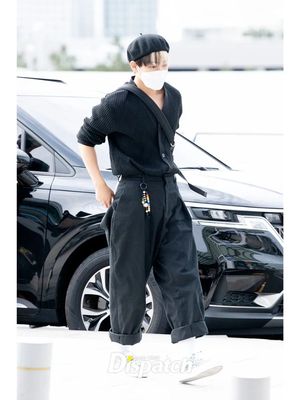 Airport fashion yang dikenakan Hong Joong ATEEZ.

