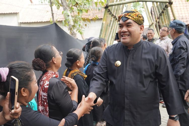 Bupati Blora Arief Rohman dalam acara Rembug Samin atau Rembug Sedulur Sikep dalam rangka Festival Budaya Spiritual 2024 di Pendopo Pengayoman Samin Surosentiko, Desa Kediren, Kecamatan Randublatung, Rabu (10/7/2024).