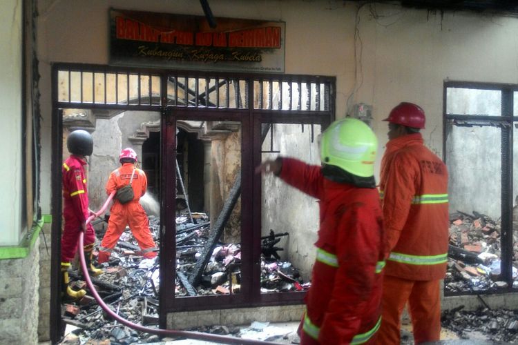 Kantor Kelurahan Graha Indah di Balikpapan, Kaltim, ludes dilahap api. Seluruh dokumen dan berkas ikut habis terbakar