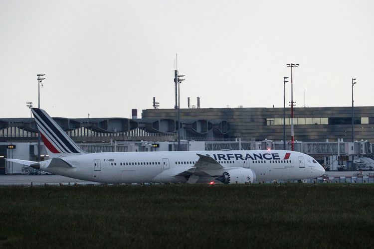 Pesawat Boeing 787 F-HRBF milik Air France didaratkan d bandara Charles de Gaulle, setelah pasukan khusus GIGN dan polisi bandara menerima laporan adanya teror bom di pesawat penumpang tersebut, yang terbang dari Chad menuju Paris pada 3 Juni 2021.