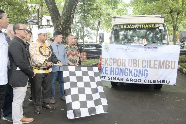 Wakil Gubernur (Wagub) Jawa Barat (Jabar) Uu Ruzhanul Ulum melepas satu truk engkel yang membawa ekspor ubi cilembu senilai 300.000 dollar Amerika Serikat (AS) ke Hongkong, di halaman Gedung Sate, Kota Bandung, Sabtu (8/10/2022). 