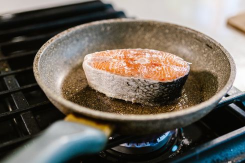 7 Cara Menghilangkan Bau Amis Ikan dari Dapur 