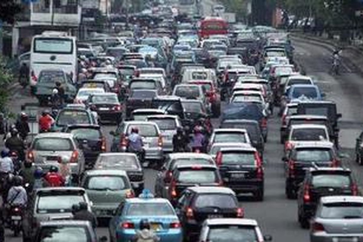 Sejumlah kendaraan terjebak macet di Jalan Gajah Mada, Kawasan Glodok, Jakarta Barat, Minggu (23/1/2011).  