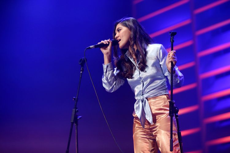 Penyanyi Monita Tahalea berkolaborasi dengan musisi Candra Darusman saat Java Jazz Festival 2018 hari kedua di JIExpo Kemayoran, Jakarta Pusat, Sabtu (3/3/2018) malam. Sejumlah penyanyi seperti Tesla Manaf, Dira Sugandi, Lee Ritenour, dan Dionne Warwick tampil tampil memeriahkan Java Jazz Festival 2018. 